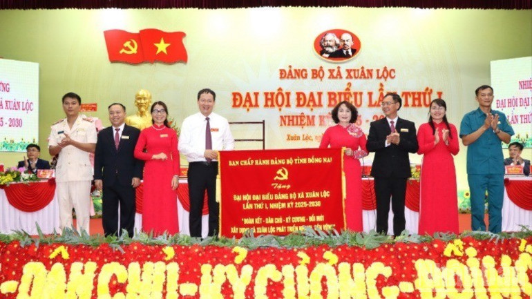 Bí thư Tỉnh ủy Đồng Nai Vũ Hồng Văn trao bức trướng của Ban Chấp hành Đảng bộ tỉnh Đồng Nai tặng Đại hội. ndo_br_3-resize-8213-4276.jpg