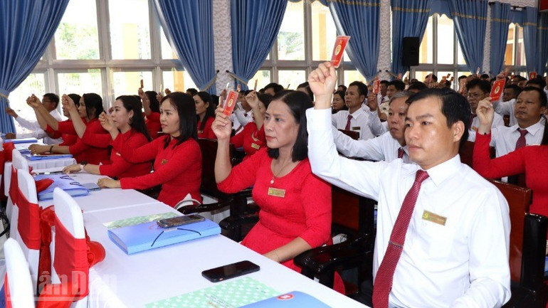 Các đại biểu biểu quyết thông qua các chỉ tiêu của nhiệm kỳ 2025-2030. ndo_bl_4-resize-5532.jpg