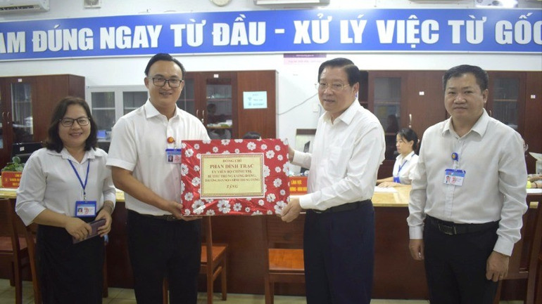 Đồng chí Phan Đình Trạc tặng quà cho đại diện Trung tâm phục vụ hành chính công phường Long Khánh. 22-1603.jpg