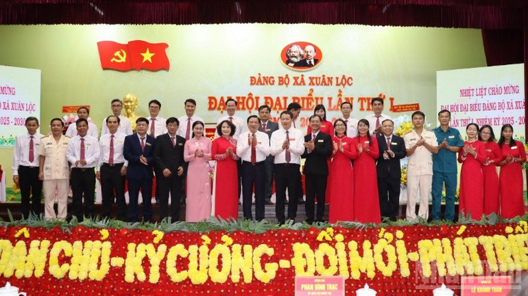 Đồng chí Phan Đình Trạc cùng lãnh đạo tỉnh Đồng Nai chụp ảnh cùng Ban Chấp hành Đảng bộ xã Xuân Lộc, nhiệm kỳ 2025-2030. ndo_br_6-resize-4353.jpg