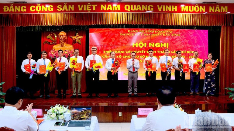 Đồng chí Lê Trường Sơn, Ủy viên Ban Thường vụ Tỉnh ủy, Ủy viên Thường vụ Đảng ủy Ủy ban nhân dân tỉnh, Phó Chủ tịch Ủy ban nhân dân tỉnh trao quyết định thành lập các tổ chức cơ sở đảng sau hợp nhất. ndo_br_3-9113.jpg