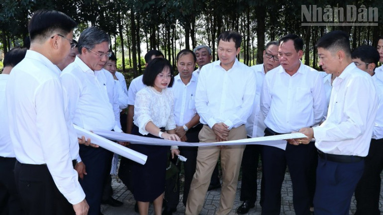 Giám đốc Sở Tài chính Đồng Nai Trương Thị Hương Bình báo cáo tại buổi khảo sát. ndo_tr_1-resize-6134.jpg