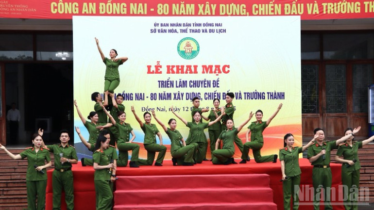 Một tiết mục văn nghệ do Nhà hát Nghệ thuật Đồng Nai biểu diễn tại lễ khai mạc. ndo_br_1-resize-1958.jpg