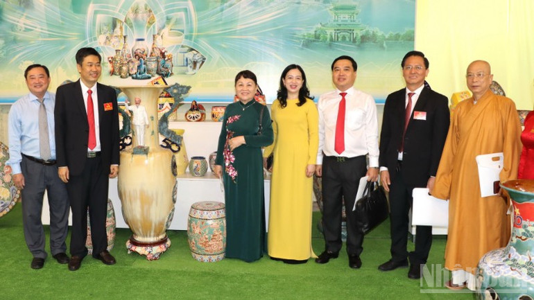 Các đại biểu chụp hình lưu niệm tại gian trưng bày gốm Biên Hòa. ndo_br_13-resize-9835.jpg