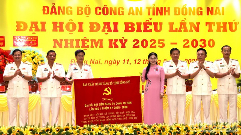 Đồng chí Tôn Ngọc Hạnh tặng bức trướng của Ban Chấp hành Đảng bộ tỉnh tặng Đại hội. ndo_br_5-resize-5491-1276.jpg