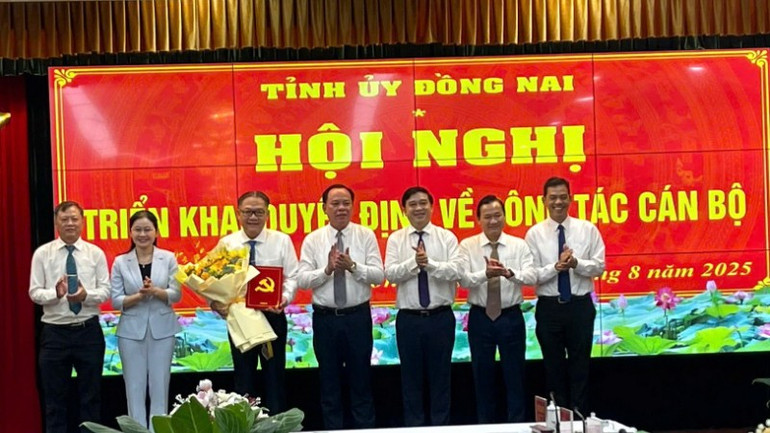Lãnh đạo tỉnh Đồng Nai trao quyết định của Thủ tướng Chính phủ và tặng hoa chúc mừng ông Nguyễn Kim Long. (Ảnh: CTV) 12-resize-7824.jpg