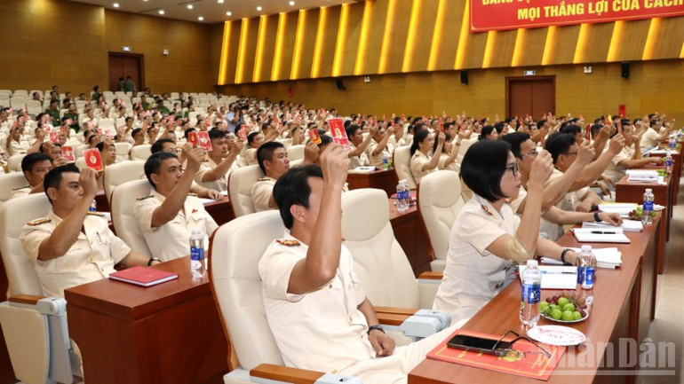 Các đại biểu tham gia biểu quyết tại Đại hội. ndo_br_7-resize-3391.jpg