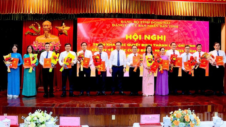 Đồng chí Võ Tấn Đức, Phó Bí thư Tỉnh ủy, Bí thư Đảng ủy, Chủ tịch Ủy ban nhân tỉnh Đồng Nai trao quyết định chỉ định cấp ủy các cơ sở đảng sau hợp nhất. ndo_br_2-resize-8424-207.jpg