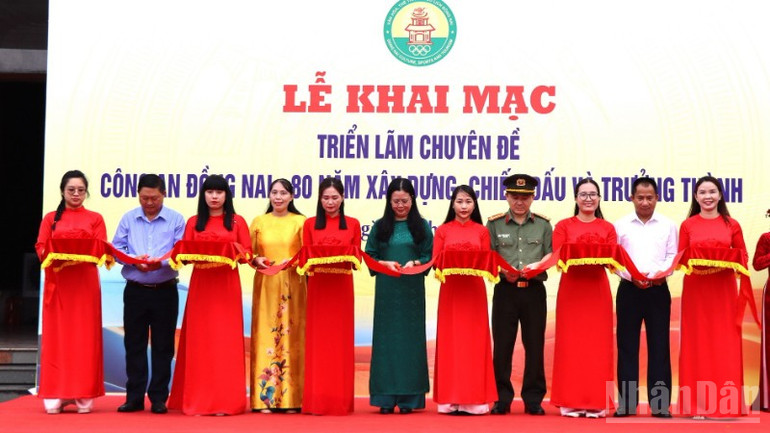 Các đại biểu thực hiện cắt băng khai mạc triển lãm. ndo_br_2-resize-8108.jpg
