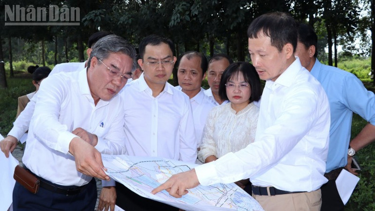 Bí thư Tỉnh ủy Đồng Nai Vũ Hồng Văn trao đổi với lãnh đạo các sở, ngành, xã Long Thành tại buổi khảo sát. ndo_tl_img-8538-resize-3643.jpg