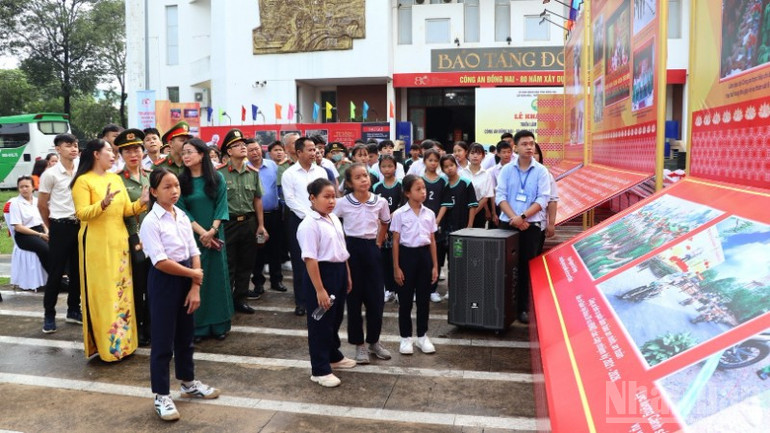 Các đại biểu và học sinh tham quan triển lãm. ndo_br_4-resize-8199.jpg