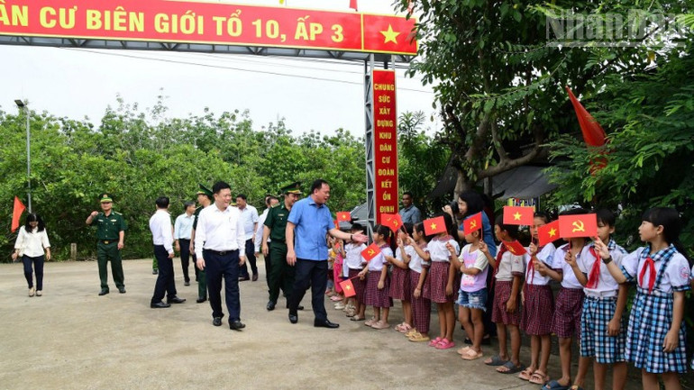 Phó Bí thư Tỉnh ủy, Bí thư Đảng ủy, Chủ tịch Ủy ban nhân tỉnh Đồng Nai Võ Tấn Đức thăm khu dân cư liền kề chốt dân quân xã Thanh Hòa. ndo_tr_dong-nai-2-resize-3146.jpg