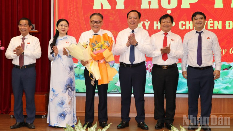 Lãnh đạo tỉnh Đồng Nai tặng hoa chúc mừng ông Nguyễn Kim Long khi được bầu giữ chức Phó Chủ tịch Ủy ban nhân dân tỉnh Đồng Nai ngày 8/8. ndo_br_23-resize-5978.jpg