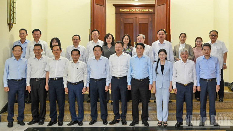 Chủ tịch nước Lương Cường với các đại biểu tại cuộc làm việc với Ban Thường vụ Tỉnh ủy Đồng Nai. ndo_br_z6990222831628-6296849df5b60e8b087797ff0adfa830-resize.jpg