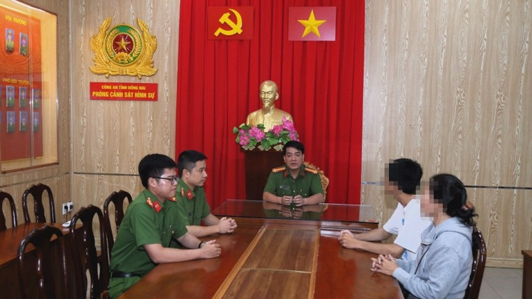 Cán bộ Phòng Cảnh sát Hình sự làm việc với anh L. và gia đình. picture2-1360.jpg