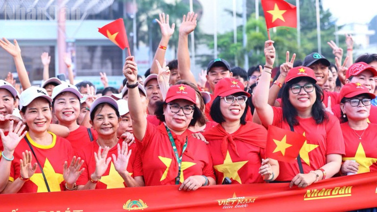 Người dân Đồng Nai tham gia sự kiện "Cùng Việt Nam tiến bước". ndo_tl_z6911727189256-27c333ea5c7a57fea809d611d400dfdc-resize-3465.jpg