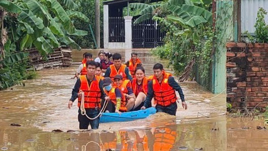 Công an phường Phước Tân phối hợp với lực lượng dân quân di dời người dân khu vực bị ngập sâu. 2-2614.jpg
