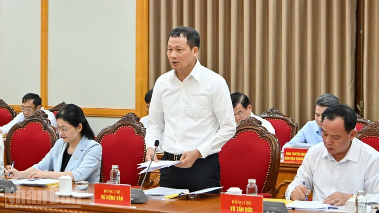 Đồng chí Vũ Hồng Văn, Bí thư Tỉnh ủy, Trưởng đoàn Đại biểu Quốc hội tỉnh Đồng Nai báo cáo tại buổi làm việc của Tổ Công tác số 1 của Bộ Chính trị với Ban Thường vụ Tỉnh ủy Đồng Nai. ndo_bl_z6990230550069-fffe0f7282842c310c04810f2fb6a2eb-resize-8349.jpg