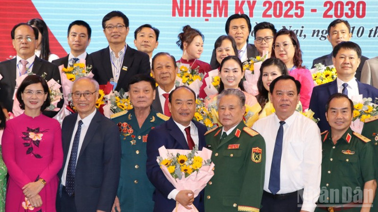 Lãnh đạo tỉnh Đồng Nai cùng các đại biểu chúc mừng Ban Chấp hành Hiệp hội Du lịch Đồng Nai khóa I. ndo_br_4-resize-2807-2628.jpg