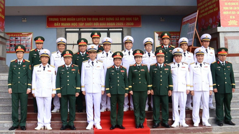 Thượng tướng Trịnh Văn Quyết cùng các đại biểu. 2222.jpg
