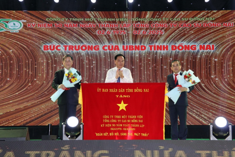 Lãnh đạo tỉnh Đồng Nai tặng bức trướng cho Tổng Công ty Cao-su Đồng Nai nhân kỷ niệm 50 năm Ngày thành lập. 3-resize-3879.jpg