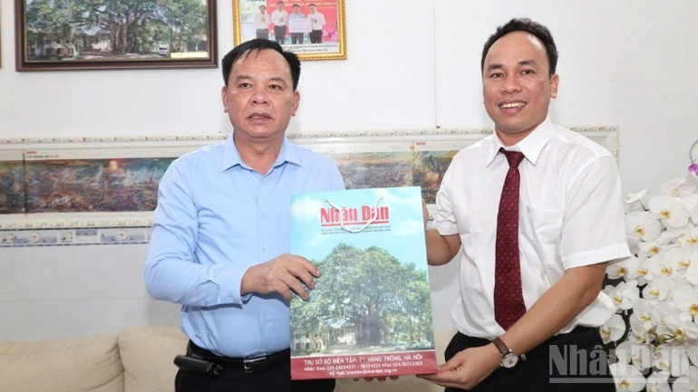 Đại diện Văn phòng Báo Nhân Dân tại Đồng Nai tặng Chủ tịch Ủy ban nhân dân tỉnh Đồng Nai Võ Tấn Đức các ấn phẩm của Báo Nhân Dân xuất bản dịp 21/6. ndo_br_3-resize-5933.jpg