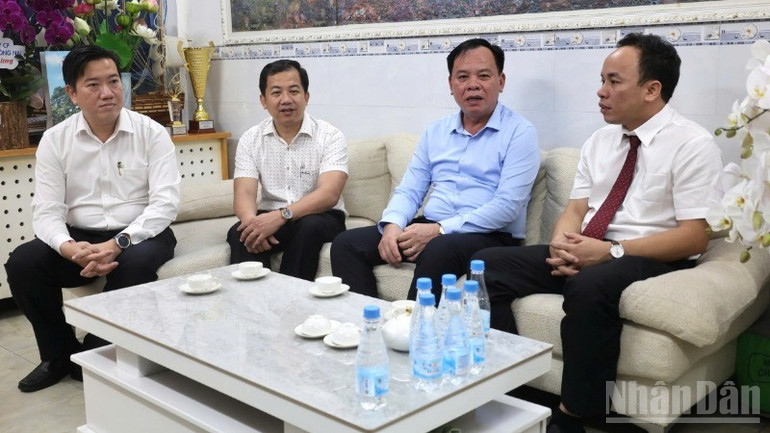 Đồng chí Võ Tấn Đức, Phó Bí thư Tỉnh ủy, Chủ tịch Ủy ban nhân dân tỉnh Đồng Nai ghi nhận và đánh giá cao vai trò định hướng dư luận xã hội với những tin, bài trên Báo Nhân Dân tại địa phương. ndo_br_4-resize-2777.jpg