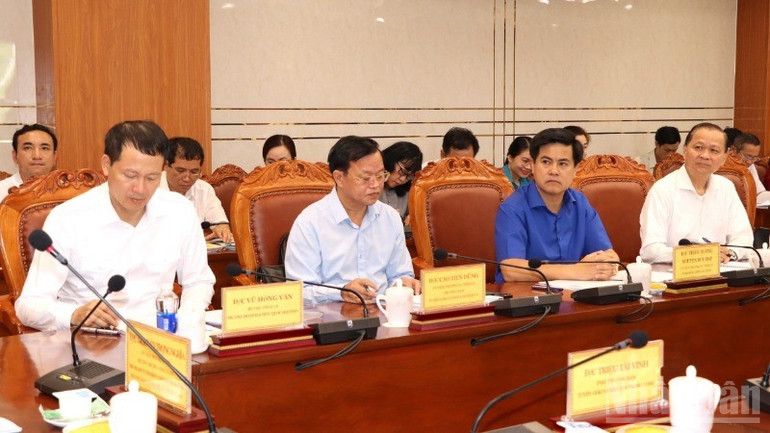 Các đồng chí lãnh đạo tỉnh Đồng Nai tham dự buổi làm việc. ndo_br_3-resize-5185.jpg