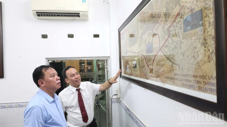 Nhà báo Thiên Vương giới thiệu Phụ san kỷ niệm 50 năm Ngày Giải phóng miền nam, thống nhất đất nước. ndo_br_2-resize-9416.jpg