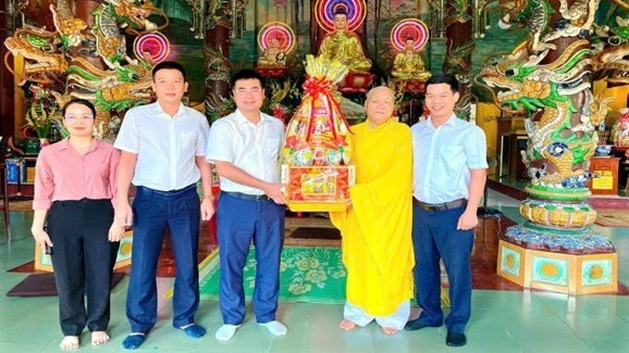 Lãnh đạo Công an tỉnh Đồng Nai thăm, chúc mừng chức sắc Phật giáo trên địa bàn. 2.jpg