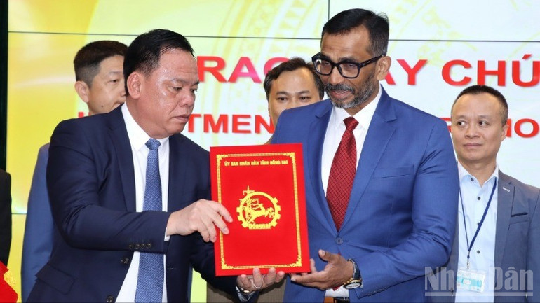 Chủ tịch Ủy ban nhân dân tỉnh Đồng Nai Võ Tấn Đức trao giấy chứng nhận đầu tư cho doanh nghiệp FDI. ndo_br_3-resize-3677.jpg