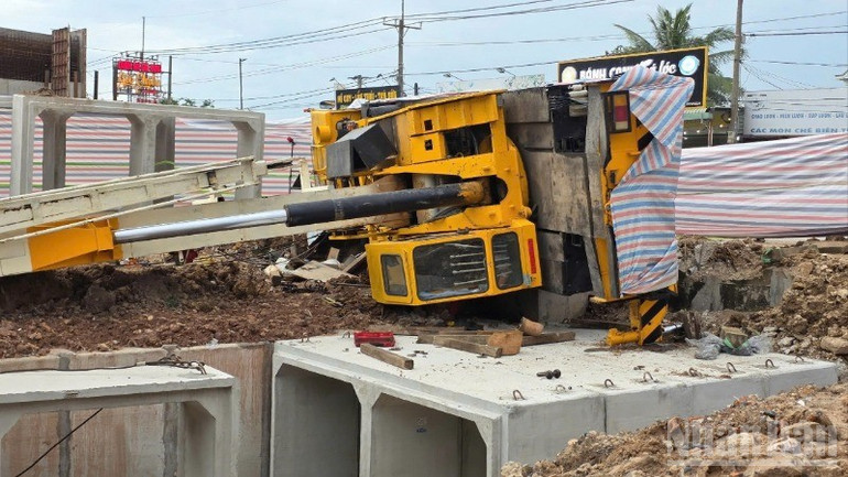 Hiện trường cần cấu sập đè một người chết. ndo_br_z6818024503928-d914cb83ce7dfa16144ef0a34e0c4a16-resize-9983.jpg