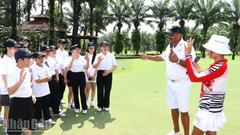 Ông Jim Thorpe cùng các học học sinh có hoàn cảnh đặc biệt khó khăn ở khu vực đồng bằng sông Cửu Long. ndo_bl_3-resize-3627.jpg