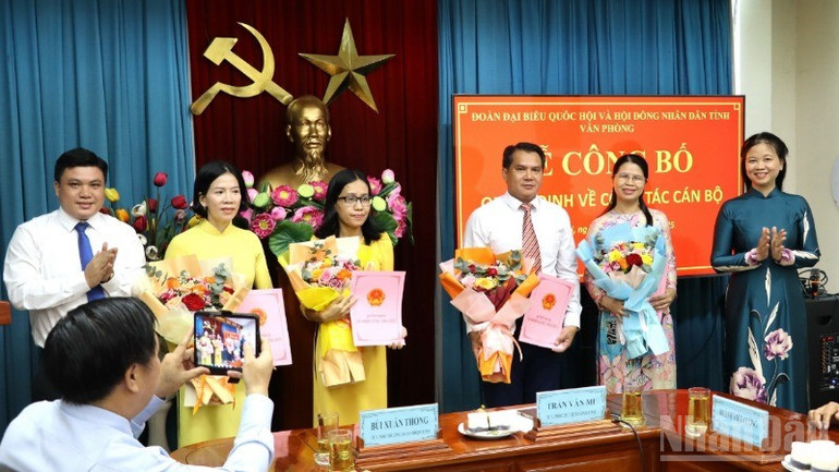Lãnh đạo Văn phòng Đoàn đại biểu Quốc hội và Hội đồng nhân dân tỉnh Đồng Nai trao các quyết định bổ nhiệm lãnh đạo các phòng. ndo_br_2-resize-1869-9301.jpg