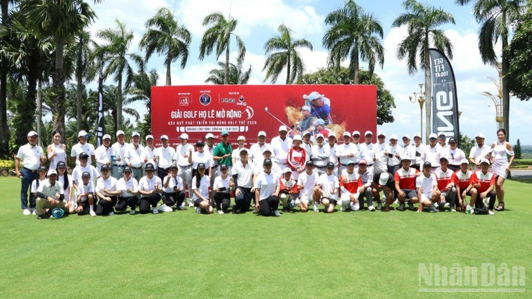 Các vận động viên, khách mời chụp ảnh lưu niệm tại Giải golf họ Lê Việt Nam mở rộng năm 2025. ndo_br_2-resize-3443.jpg