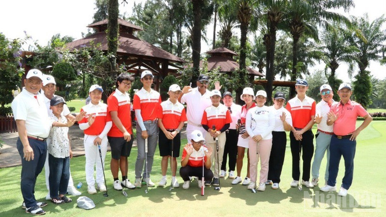 Huyền thoại Jim Thorpe cùng với các golfer trẻ Việt Nam và đại diện Ban Tổ chức. ndo_br_5-resize-9889.jpg