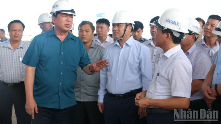 Bộ trưởng Xây dựng Trần Hồng Minh và lãnh đạo tỉnh Đồng Nai kiểm tra tại dự án đường cao tốc Biên Hòa-Vũng Tàu. ndo_br_1-resize-3506.jpg