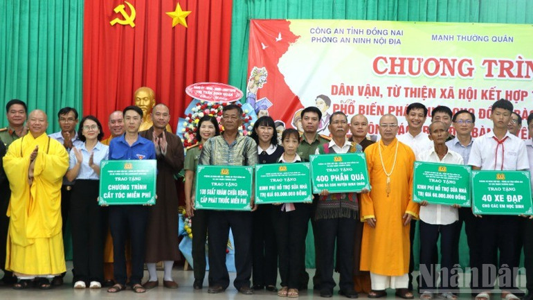 Phòng An ninh nội địa, Công an Đồng Nai tổ chức chương trình từ thiện xã hội vùng đồng bào dân tộc thị trấn Định Quán (nay là xã Định Quán). ndo_br_3-4490.jpg
