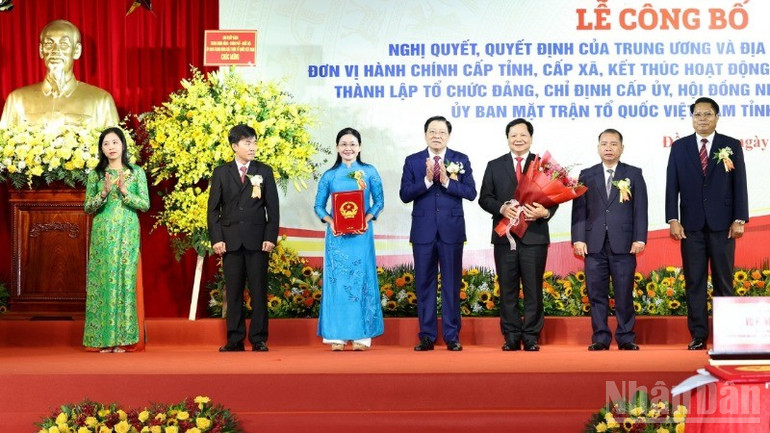 Đồng chí Phan Đình Trạc, Ủy viên Bộ Chính trị, Bí thư Trung ương Đảng, Trưởng Ban Nội chính Trung ương trao quyết định chỉ định các đồng chí Thường trực và trưởng các ban Hội đồng nhân dân tỉnh Đồng Nai, ngày 30/6/2025. ndo_br_4-resize-5549-5297.jpg