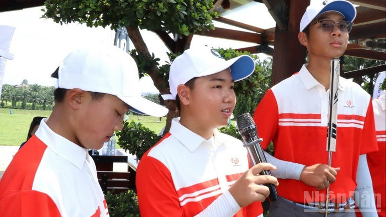 Em Nguyễn Quốc Bảo Huy đặt câu hỏi tại buổi giao lưu tại sân golf Long Thành. ndo_br_4-resize-7843.jpg