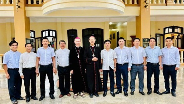 Lãnh đạo Công an tỉnh Đồng Nai thăm, chúc mừng chức sắc Công giáo trên địa bàn. 1.jpg