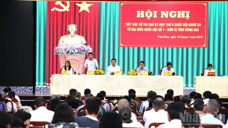 Đại biểu Quốc hội, Trung tướng Nguyễn Sỹ Quang, Cục trưởng Cục An ninh Kinh tế - Bộ Công an trả lời ý kiến cử tri tại buổi tiếp xúc. ndo_br_4-resize-9108.jpg