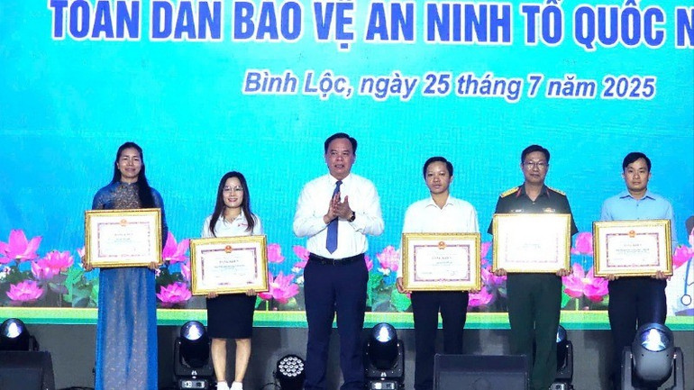 Phó Bí thư Tỉnh ủy, Chủ tịch Ủy ban nhân dân tỉnh Đồng Nai Võ Tấn Đức tặng Bằng khen cho các cá nhân có thành tích xuất sắc trong phong trào toàn dân tham gia bảo vệ an ninh Tổ quốc. 22-resize-348.jpg