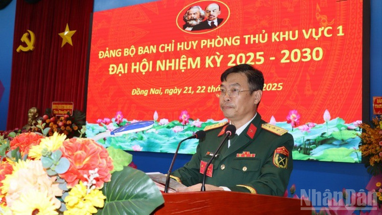 Thượng tá Nguyễn Tống Quế, Bí thư Đảng ủy, Chính ủy Ban Chỉ huy Phòng thủ khu vực 1 trình bày Báo cáo chính trị tại Đại hội. ndo_br_13-resize-8149.jpg