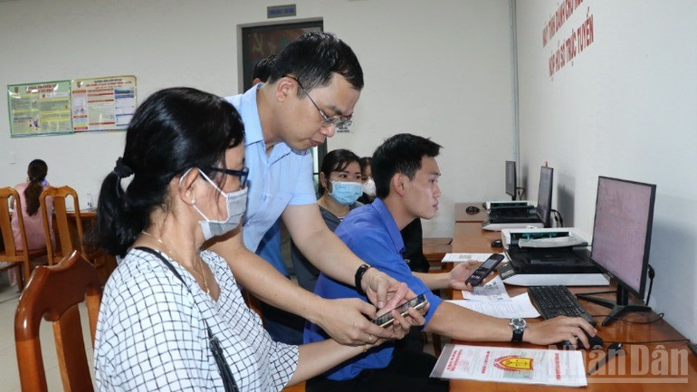 Lãnh đạo xã Long Thành hướng dẫn người dân nộp hồ sơ trực tuyến. ndo_br_3-resize-3317.jpg