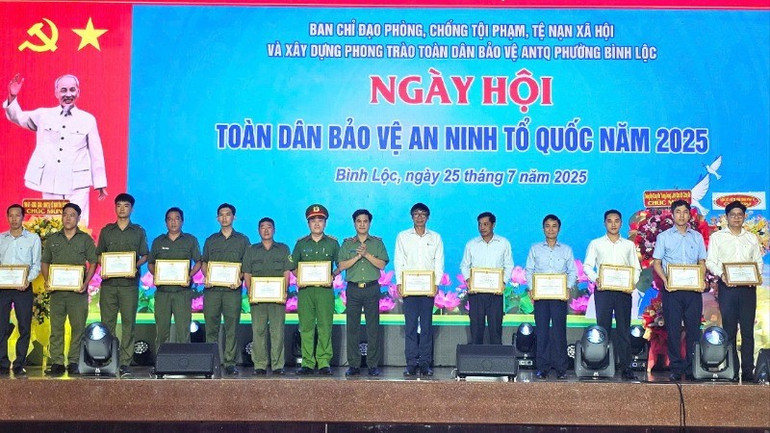 Thiếu tướng Nguyễn Đức Hải, Giám đốc Công an tỉnh Đồng Nai tặng giấy khen cho các cá nhân có thành tích trong phong trào toàn dân tham gia bảo vệ an ninh Tổ quốc. 33-resize-3373.jpg