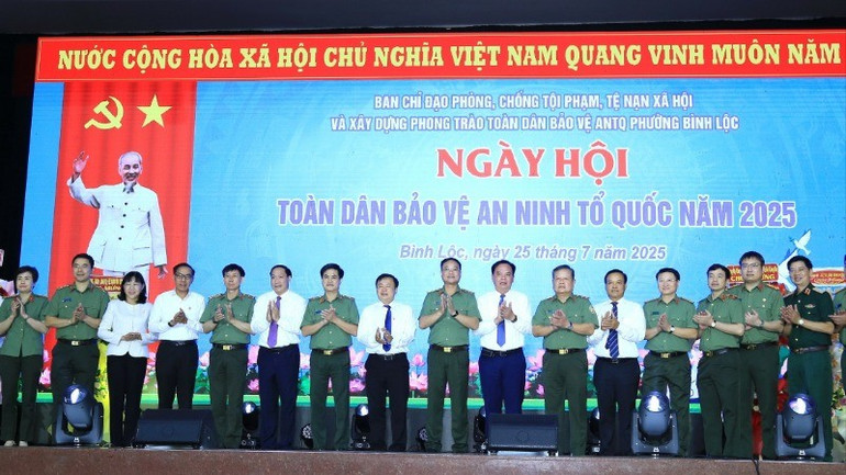 Lãnh đạo Bộ Công an và tỉnh Đồng Nai cùng các đại biểu chụp ảnh lưu niệm. 4-resize-1339.jpg