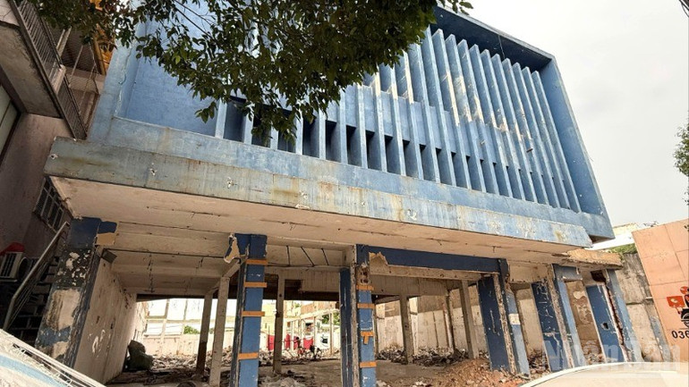Tòa nhà rạp Thanh Bình trước khi xảy ra sự cố, đơn vị thi công tháo dỡ chỉ còn bộ khung và khối bê-tông lớn ở trên, gây mất an toàn. ndo_br_1-8789-2594.jpg