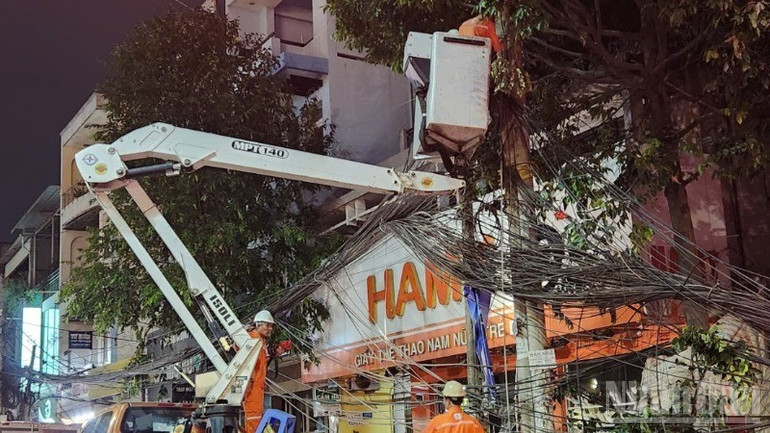 Nhân viên Công ty điện lực Đồng Nai khắc phục sự cố , đấu nối lại điện cho người dân gần khu vực trên. ndo_br_3-5613-7850.jpg