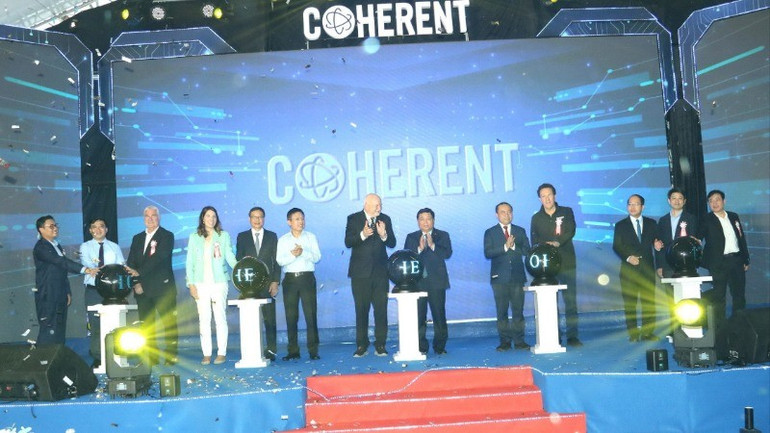 Phó Thủ tướng Chính phủ Nguyễn Chí Dũng cùng các đại biểu tại Lễ khánh thành nhà máy Coherent, Khu công nghiệp Nhơn Trạch 1, tỉnh Đồng Nai, 3-resize-5738.jpg